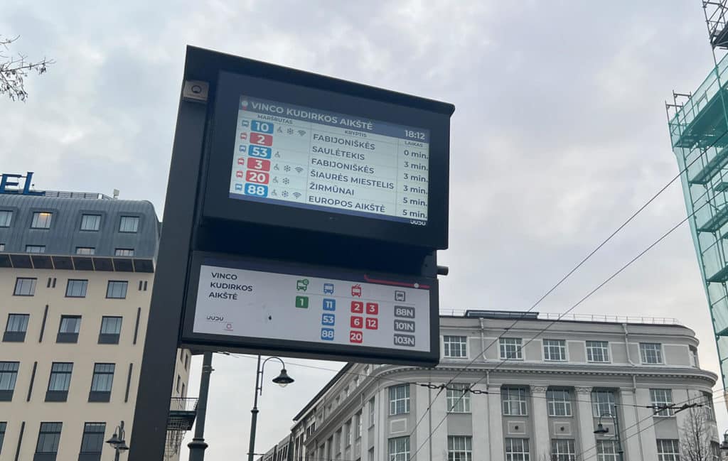 Расписание общественного транспорта на остановке в Вильнюсе.