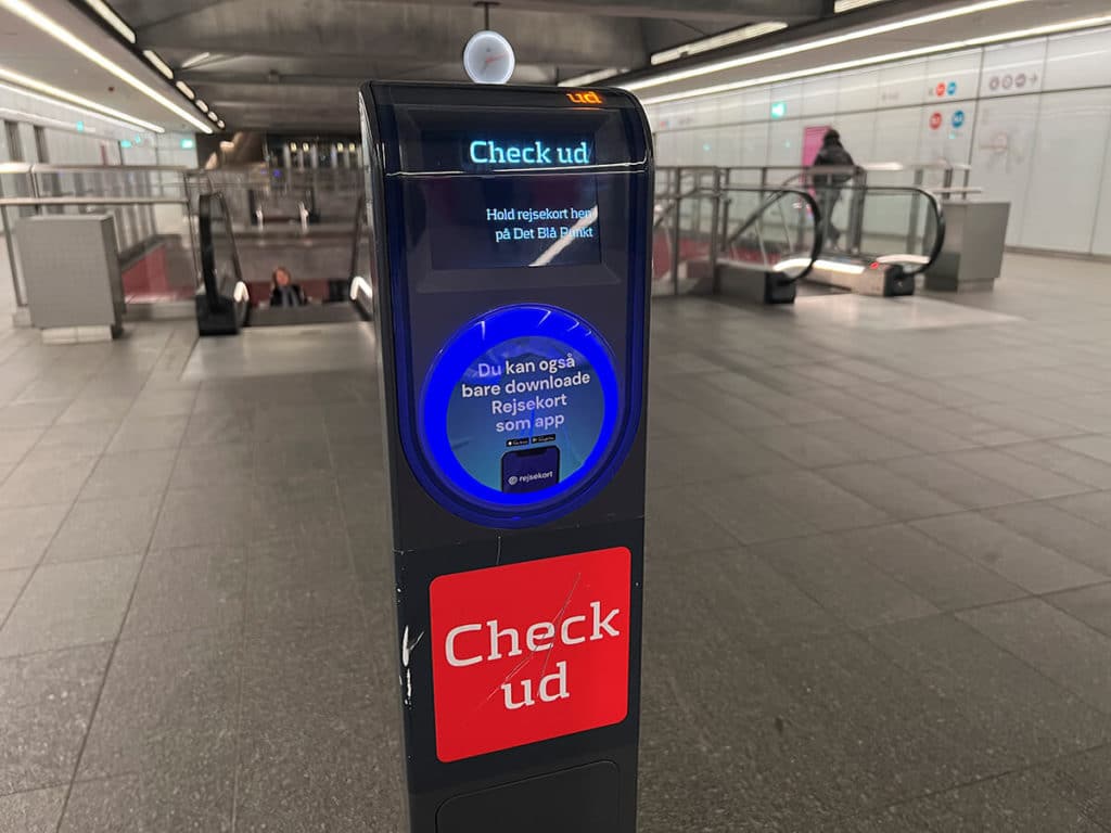 Устройство для регистрации начала и конца поездки (check in/out) в метро. Копенгаген, Дания.
