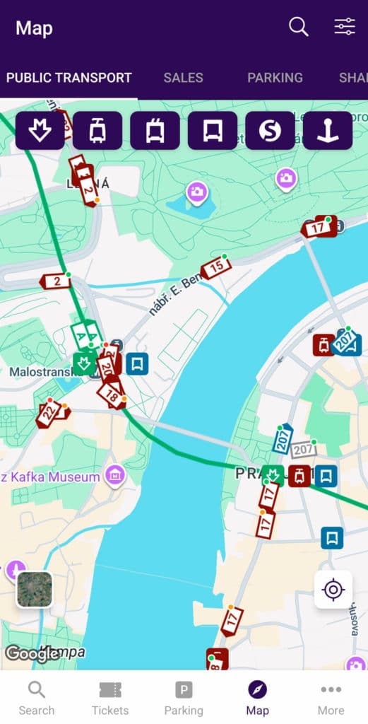 Скриншот с картой общественного транспорта в Праге в приложении PID Lítačka